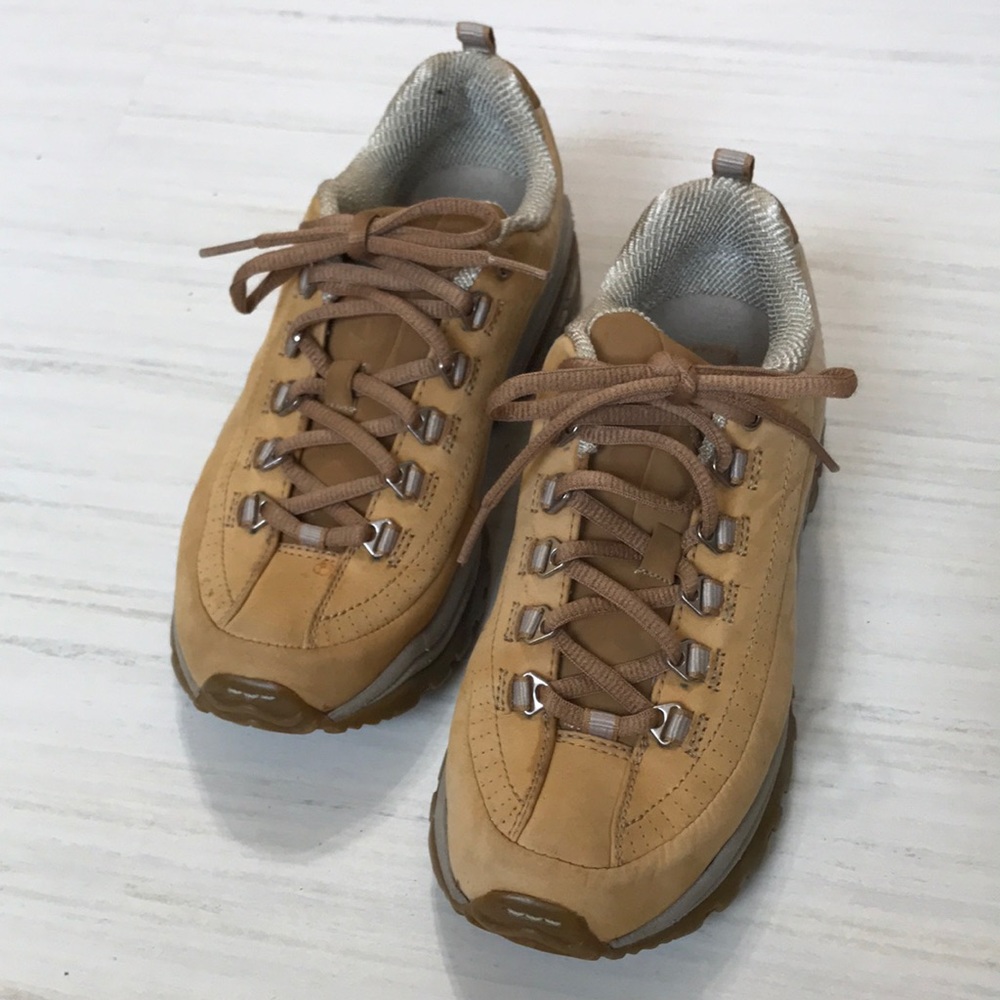 Sketchers light tan suedes sneaker size 7